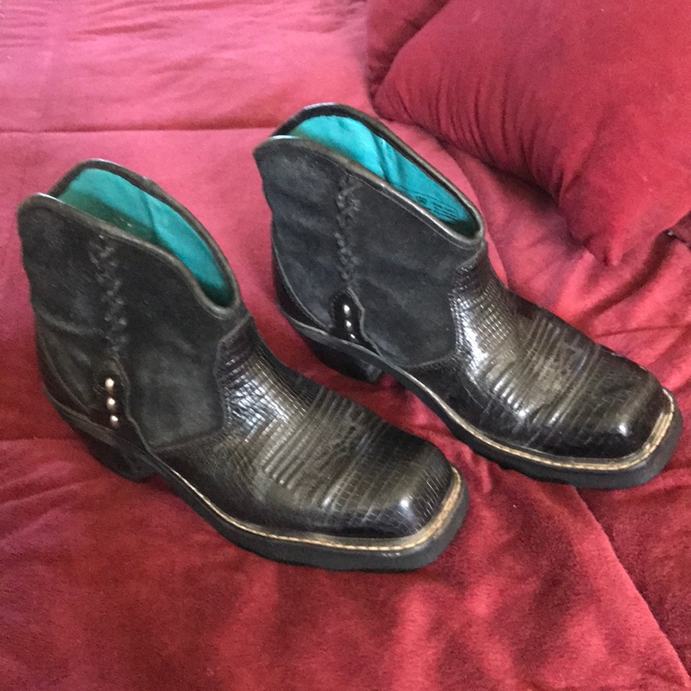 Ariat 4LR Black square toed short boots 7B western
